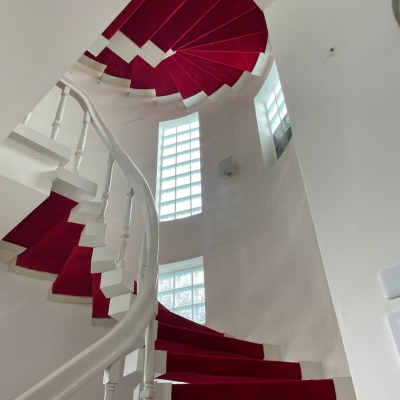 嘉義命相館—旋轉樓梯地毯的翻新作業